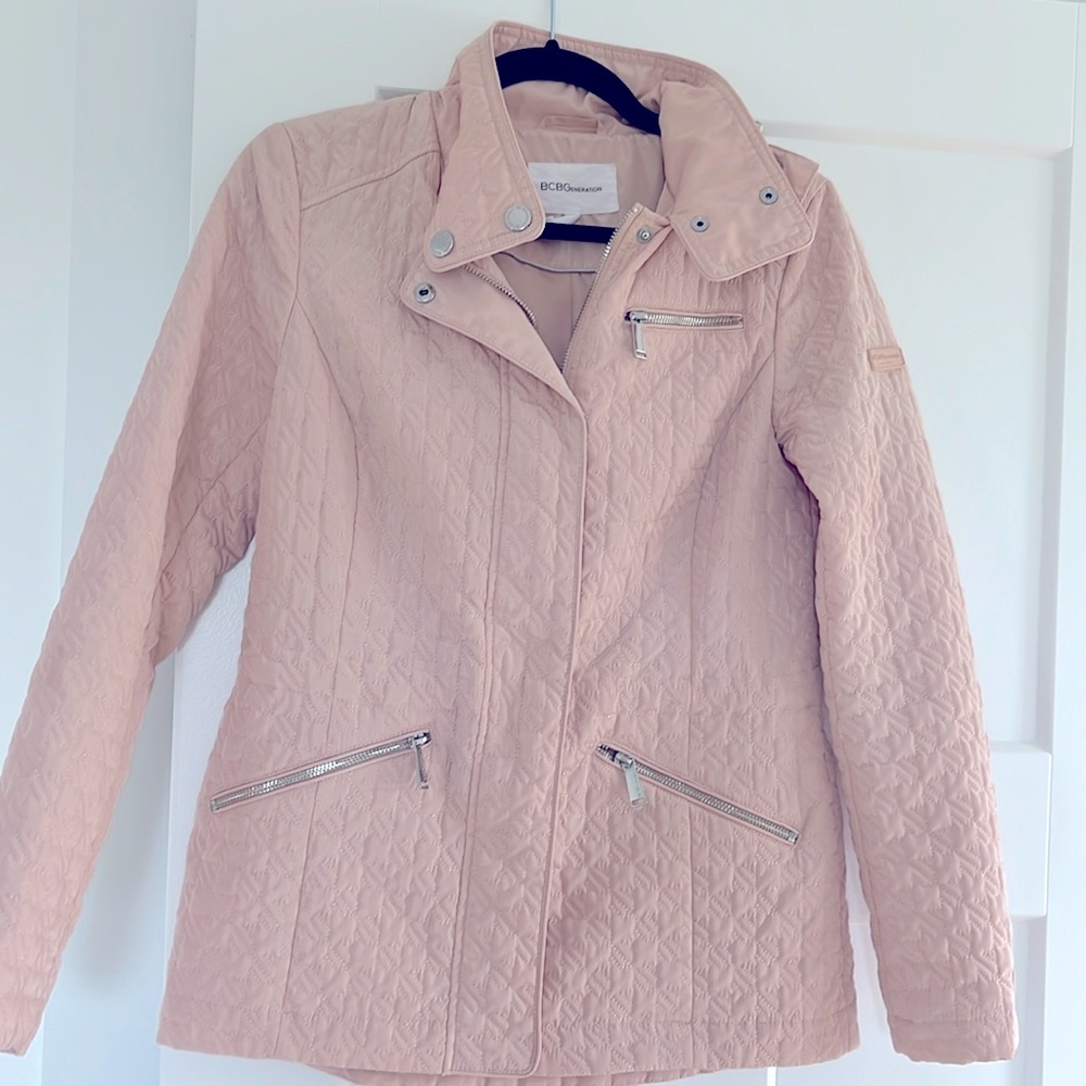 BCBG Light link quilted jacket!  Like new ! Detachable hood!